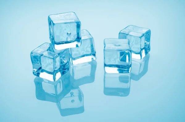 Sztuczne kostki lodu na niebieskim tle, zbliżenie — Zdjęcie stockowe