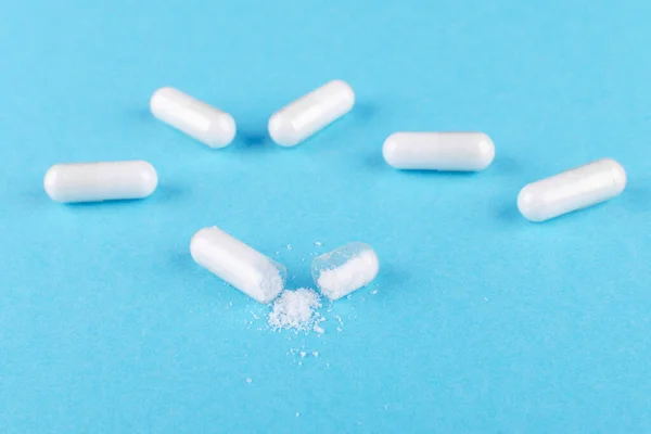 Capsules van voedingssupplement msm, zwavel, methylsulfonylmethan op blauwe achtergrond — Stockfoto