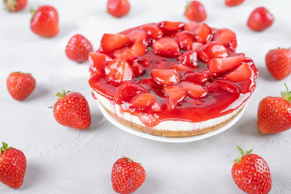 Kwarktaart met aardbeien en verse bessen op grijze tafel — Stockfoto