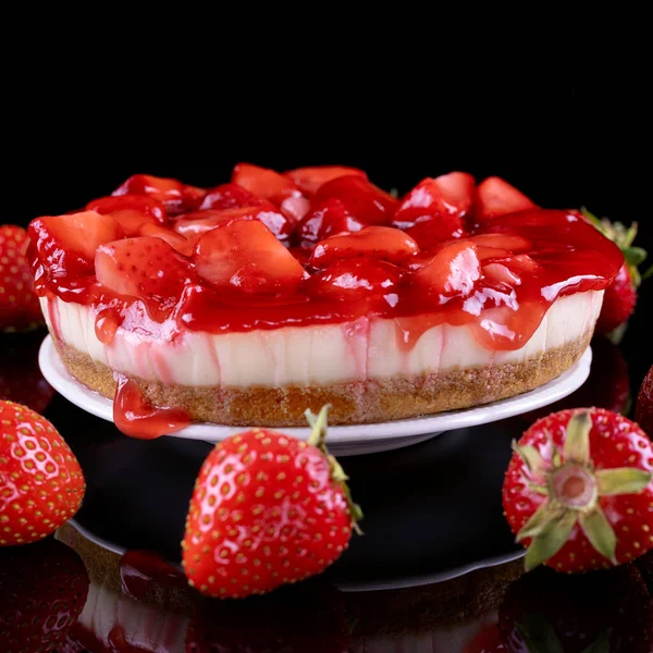 Çilekli cheesecake ve siyah arka planda taze böğürtlen. — Stok fotoğraf