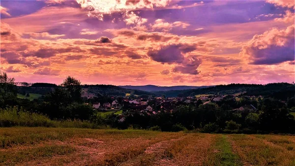Köyün Üzerinde Akşam Gökyüzü — Stok fotoğraf