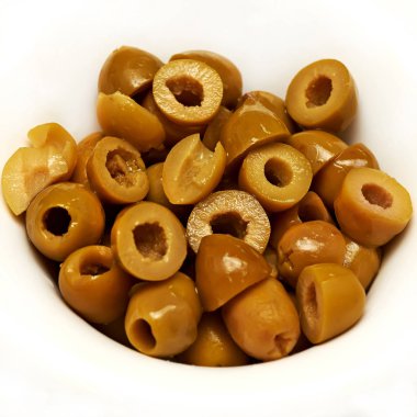 Zeytin dilimleri beyaz arka plan kare madde üzerinde yeşil