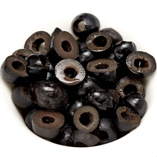 Оливки черные ломтики на белом фоне квадратный ингредиент — стоковое фото