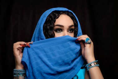 Parlak makyajlı Doğulu bir kızın portresi.