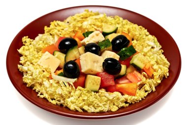 Peynirli, zeytinli, salatalıklı, domatesli, biberli ve zeytinyağlı Pekin lahana salatası.
