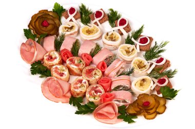 Pastırma, jambon, sarımsak, turşu, yabanturpu ve çavdar ekmeği.