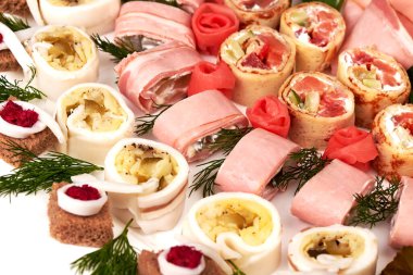 Pastırma, jambon, sarımsak, turşu, yabanturpu ve çavdar ekmeği.
