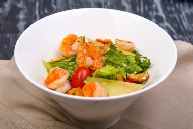 Karides, marul, peynir ve domatesli aperatif.