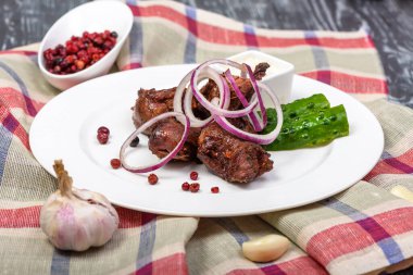 Kızarmış kuzu, kızılcık ve taze sebze.