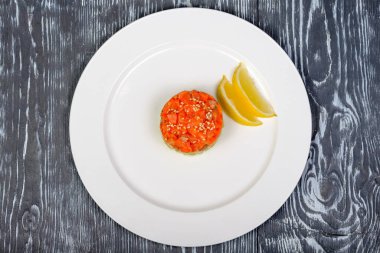 Tuzlu alabalık ve susam tohumlu avokado.