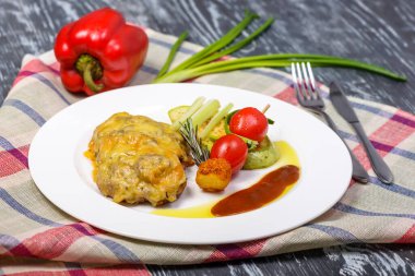 Peynirli, patatesli, soslu ve taze sebzeli et.