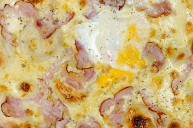 Pastırmalı, peynirli, yumurtalı ve domates soslu pizza. Doku