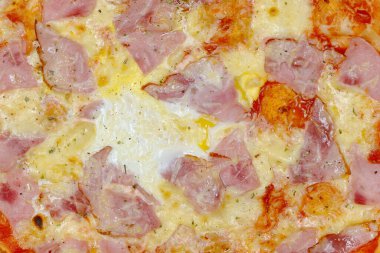 Pastırmalı, peynirli, yumurtalı ve domates soslu pizza. Doku