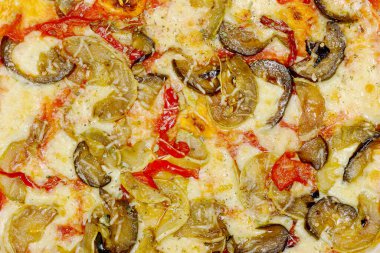 Kabaklı pizza, patlıcan, tatlı biber, domates sosu ve peynir. Doku