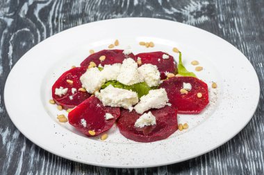 Lokantada keçi peyniri, marul ve çam fıstığı ile haşlanmış pancar kökü.