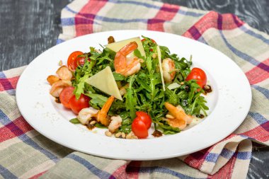 Restoranda karides, marul, peynir ve domatesli aperatif.