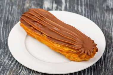 Kremalı kek ve beyaz tabakta sütlü çikolata.