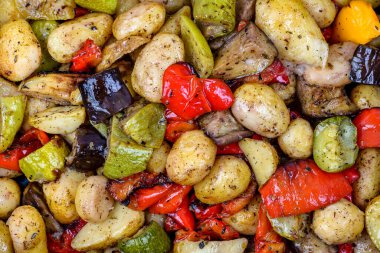 Fırında pişirilmiş sebzeler: kabak, patlıcan, patates, kırmızı ve sarı tatlı biber. Doku