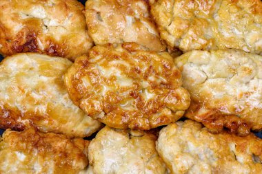 Yumurtalı tavuk pirzolasında kızartılmış. Doku