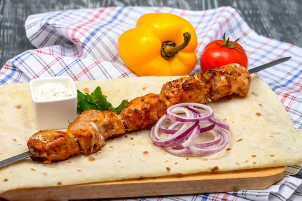 Grillezett Sertés Szűzpecsenye Kebab Zöldségekkel Szósszal — Stock Fotó