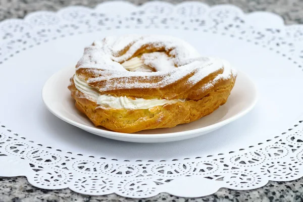 Ring Shaped Eclair Cakes Sugar Powder Cream — Stock Photo, Image