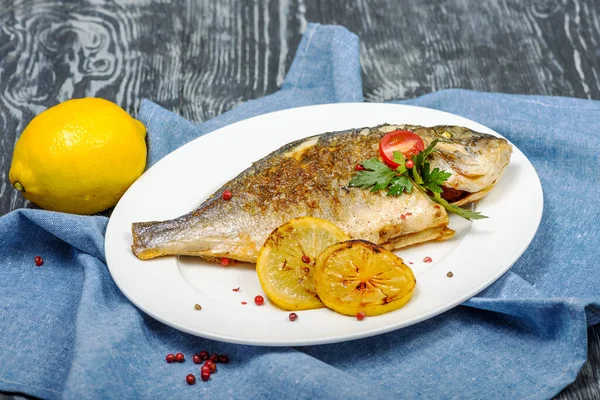 Utsökt Vit Grillad Fisk Med Citron Restaurang Som Serverar Stockfoto