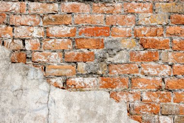 Çok eski bir tuğla, kırmızı-turuncu ve kahverengiyle kaplı yıkım duvarı. Doku