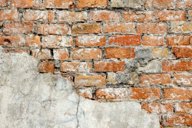 Çok eski bir tuğla, kırmızı-turuncu ve kahverengiyle kaplı yıkım duvarı. Doku