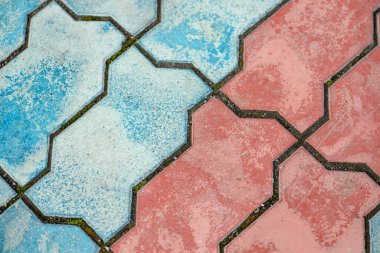 Sokak lambaları ve desenleri farklı renklerde döşeme levhaları sokak zemininde, veranda kiremitleri temsili, sokak dış tasarımı. Mavi ve kırmızı renk