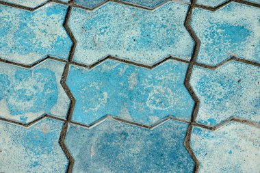 Sokak lambaları ve desenleri farklı renklerde döşeme levhaları sokak zemininde, veranda kiremitleri temsili, sokak dış tasarımı. Mavi ve kırmızı renk