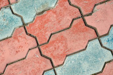 Sokak lambaları ve desenleri farklı renklerde döşeme levhaları sokak zemininde, veranda kiremitleri temsili, sokak dış tasarımı. Mavi ve kırmızı renk