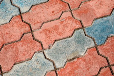 Sokak lambaları ve desenleri farklı renklerde döşeme levhaları sokak zemininde, veranda kiremitleri temsili, sokak dış tasarımı. Mavi ve kırmızı renk