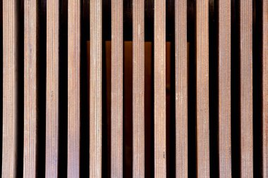 Kontrplak ve ahşaptan yapılmış bahçe mobilyaları, paralel katmanlar.