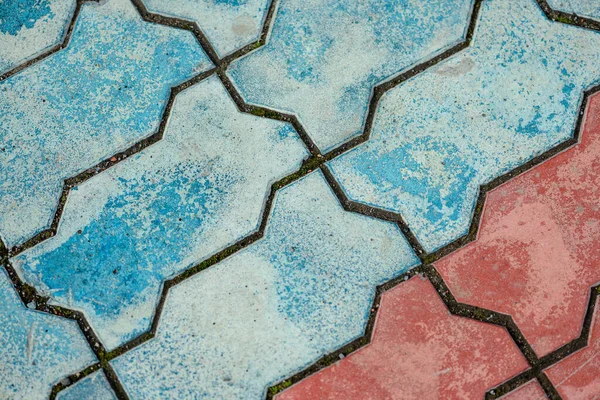 Sokak lambaları ve desenleri farklı renklerde döşeme levhaları sokak zemininde, veranda kiremitleri temsili, sokak dış tasarımı. Mavi ve kırmızı renk