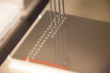 PCR analizi için laboratuvar DNA örnekleri plakaya yükleniyor