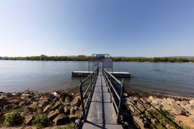 Ren Nehri Almanya 'sında tekne ve feribot iskelesi.
