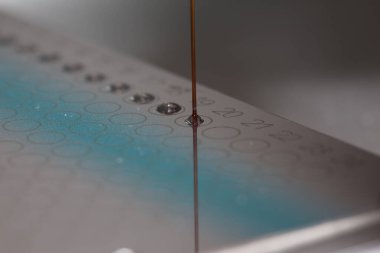 Biyotıp laboratuarında robot pipetleme