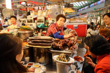 Seul 'de pazar ve canlı mürekkep balığı.