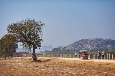 Pembe elbiseler ve turistlerin genç kız öğrenciler 10 Ocak 2018 üzerinde Hampi, yirmiden lideri Hampi, Türkiye, İstanbul, manzaraları için yolda farklı yönlere hareket