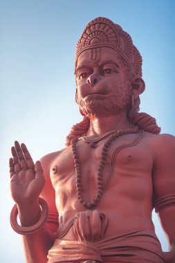 Nimet jest olarak yükseltilmiş el ile kırmızı Hanuman büyük heykeli üzerinde alt görünümü.