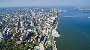 Dnieper (Dnipropetrovsk) büyük nehir kıyısında yer alan modern ve bakımlı Ukraynalı şehre kuşbakışı.