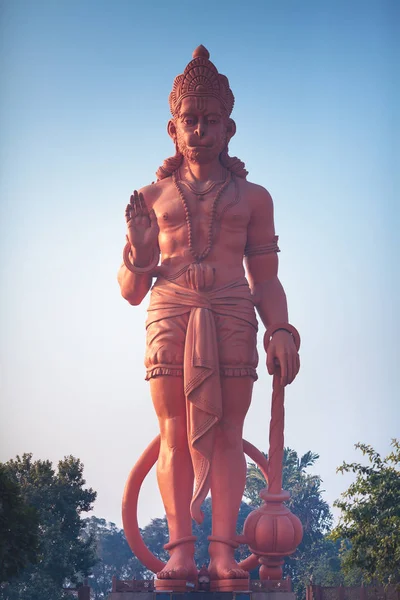 Vista Sobre Uma Enorme Estátua Hanuman Vermelho Com Mão Levantada — Fotografia de Stock