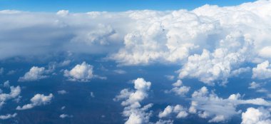 Panoramik saflık ve bir ilahi simgeleyen kümülüs bulutlar 10000 metre (yaklaşık 6 mil) yükseklikte bir dağ gibi masifinin mesken.