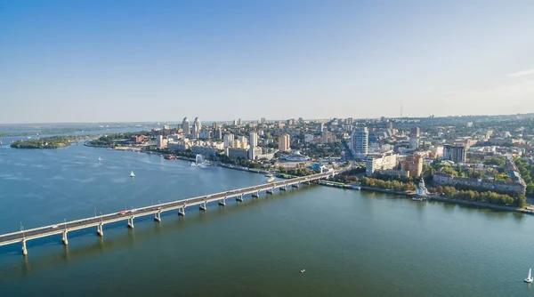 Büyük Nehri kıyısında yer alan hava görünümünü Dnieper (Dnipropetrovsk), Ukrayna Merkez Köprüsü şehir.