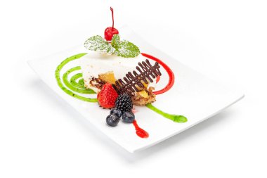 Şef gelen tatlı. Bir sufle, büyük böğürtlen, çilek, kiraz, nane yaprağı, bir kivi reçel. Beyaz bir tabak üzerinde her şey beyaz bir arka plan üzerinde izole. Kafe ve Restoran Menü yürütülmesi için.  