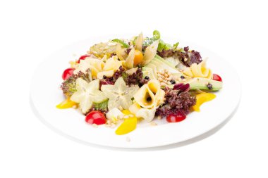 Dilimlenmiş meyve ve sebze carambola, avokado, biber ve marul peynir ve çam fıstığı ile.