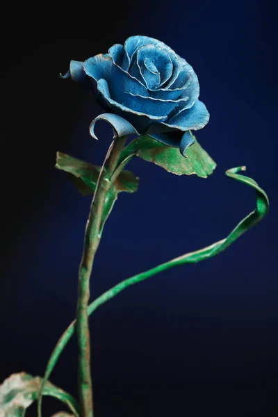 Rose Métallique Avec Une Fleur Bleue Une Tige Verte Sur — Photo