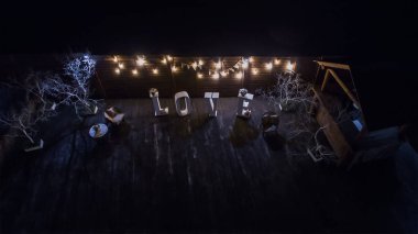 Platform havadan görünümü ile yapay aydınlatma ve büyük beyaz harflerle 