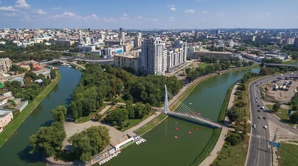 合流ハリコフ川と Lopan 川の場所で 大きなウクライナの都市ハリコフの中心の空撮 フォア グラウンドで表示されてボート駅と歩道橋 — ストック写真