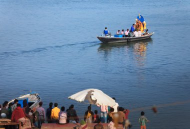 Grup dini Kızılderililer taşıma ustaca kutsal sularda dökümü Sarasvati Ganj Nehri ortasına Kil heykel dekore edilmiştir. Hindistan, Varanasi, 6 Şubat 2014 tarihinde.